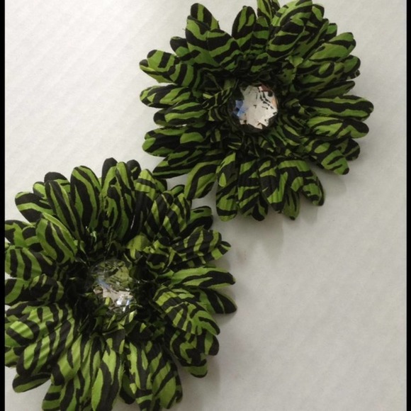 GIRLS Set of 2 Green Zebra Gerbera Hair Clips - Picture 2 of 4